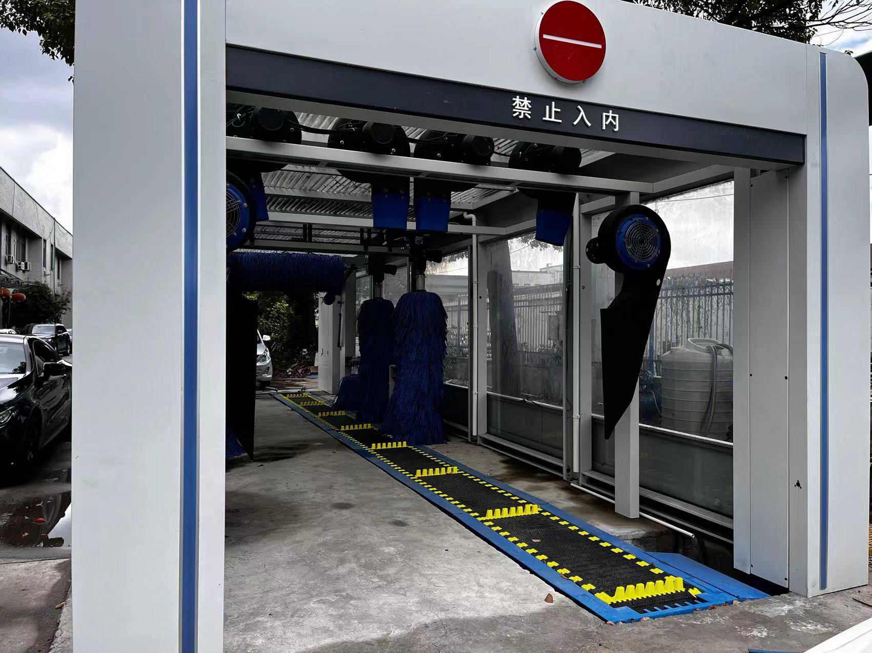 2023年新款隧道式洗车机